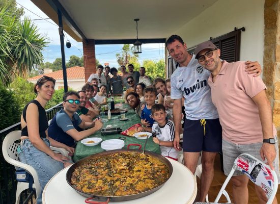 Gathering to enjoy a traditional paella in Náquera. Thanks Mercedes and her family for the hospitallity and the excellent cooking! 🥘🍻🍹(June 2026)